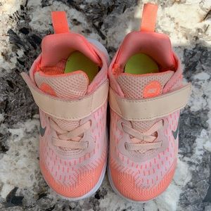 ✨👧🏻 GIRLS SZ. 8T PEACH 🍑 NIKE FREE RUN SHOES✨